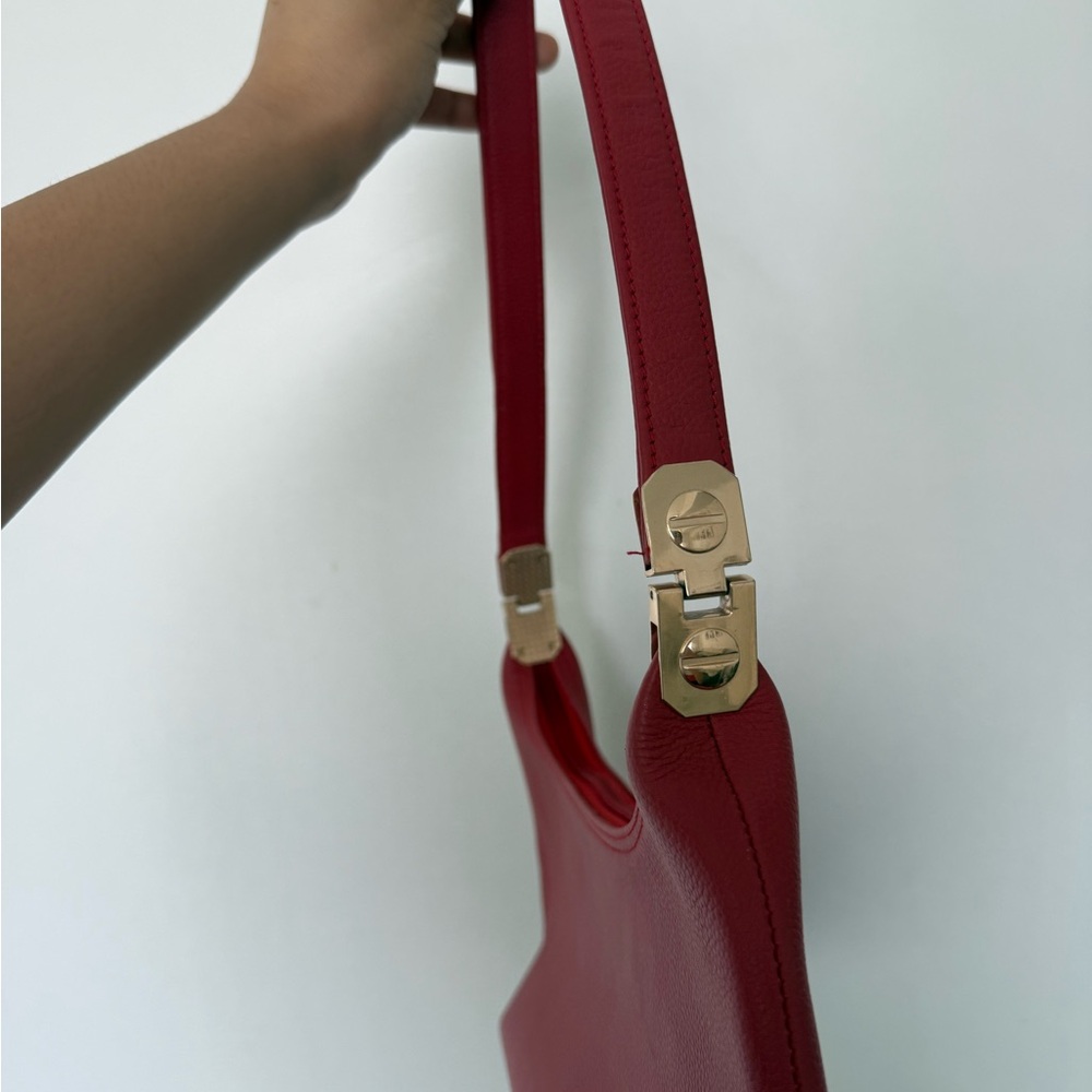 Classic Red Leather Shoulder Bag - Elegant Women - Picture 3 of 3